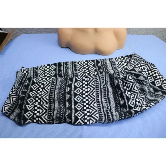 Black & White Knit Infinity Scarf-No Tags-Nice and Thick - Picture 3 of 4